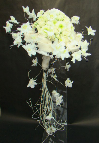 bouquet blanc pour la mariée avec chrysanthèmes et orchidée