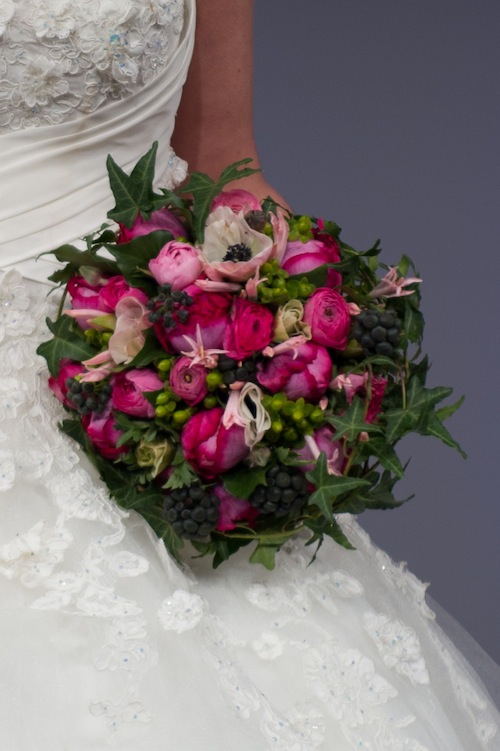 Bouquet de mariée rond, pivoines rose fuchsia, pavots et lierre.