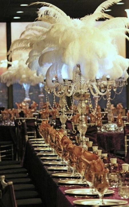 décoration table avec chandeliers décorés de perles et de plumes