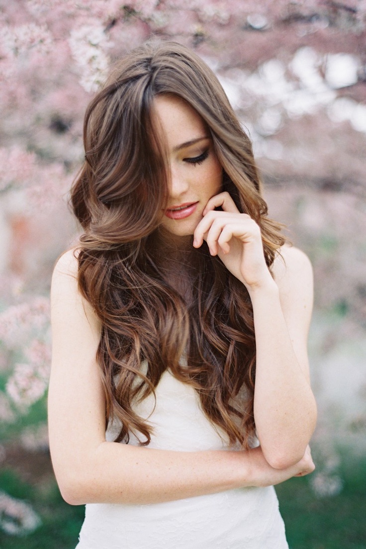 Les cheveux détachés ont un effet très romantique