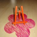 - 24 sets en forme de fleur fuchsia, 32 cm de diamètre 
 - 60 boules oranges 
 - 18 chevalets oranges, 17cm de hauteur