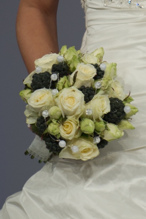 Bouquet de mariée rond, roses blanches, verdure et perles blanches.