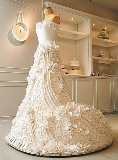 Pièce montée en forme de robe de mariée