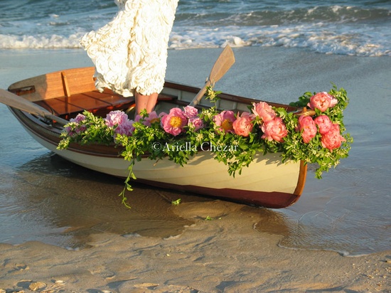 barque fleurie sur la mer amenant la mariée au rivage
