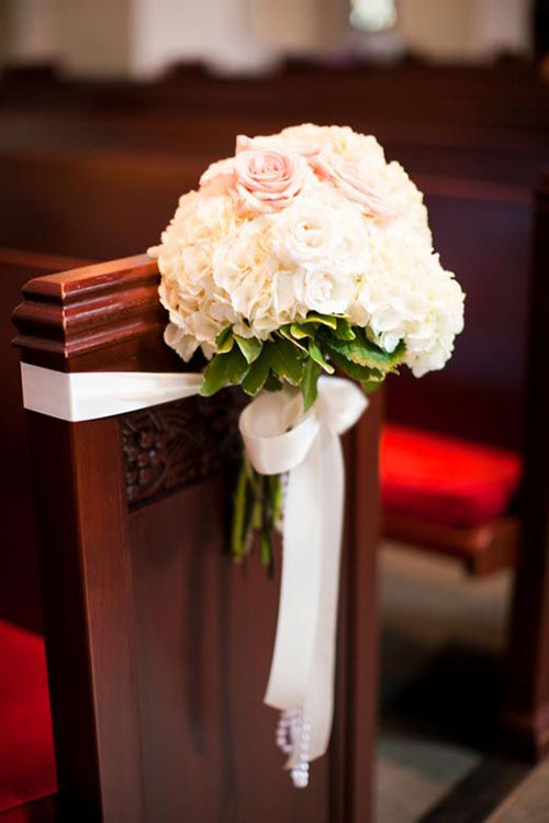 roses au bout d'un banc dans une église