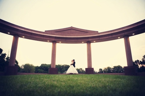 photo de couple sous un monument