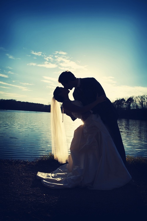 photo de couple au soleil couchant