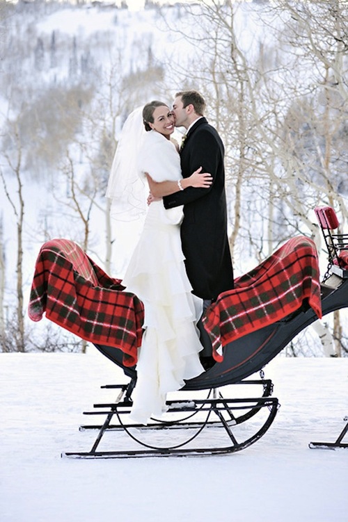 couple sur un traineau en hiver