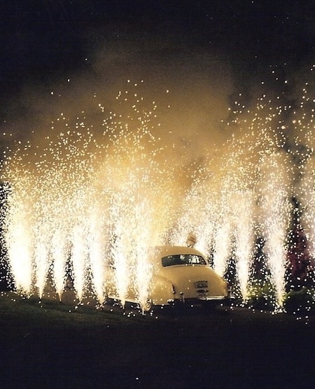 Voiture années 20 et feux d'artifice