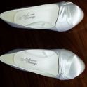 Magnifiques chaussures de mariée jamais utilisées, couleur ivoire satiné, taille 37 (suisse), avec talon de 7.5 cm. Je les vends CHF 20.-.