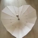 Parapluie blanc en forme de cœur à vendre (neuf). 