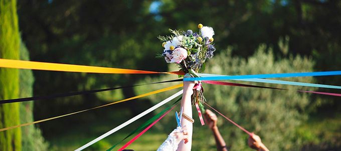 Un accessoire incontournable lors d'un mariage: le bouquet de la mariée. Mais que faire quand on n'est pas très en accord avec les traditions et qu'on aimerait défier un peu les coutumes? Nous avons collecté quelques idées pour vous. 