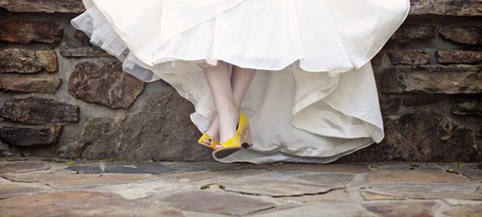 Mariage à ciel ouvert ? Diminuez le risque de salir votre robe lors de votre grand jour grâce à nos conseils.