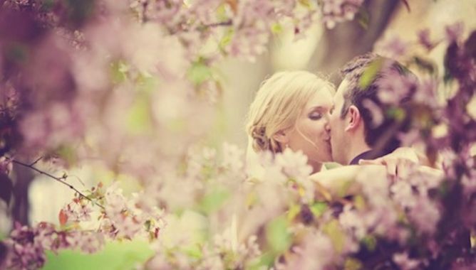 Pour garder de magnifiques souvenirs de cette journée exceptionnelle, il est important de réussir sa séance photos de couple. Nous vous proposons aujourd'hui quelques conseils à ce sujet.