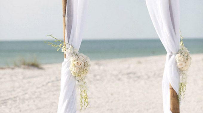 Vous en avez rêvé? Voilà à quoi pourrait ressembler votre mariage au bord de la mer. Décoration, accessoires mode ou nourriture, vous trouverez de quoi vous inspirer!