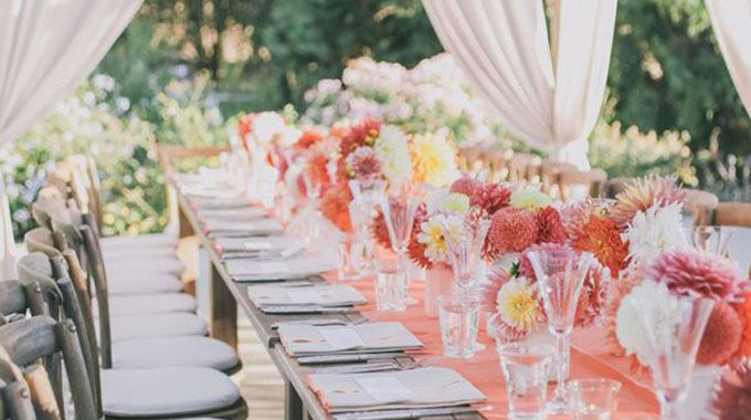 La couleur corail évoque la gourmandise, l'amour, les beaux jours et le romantisme. Tout à fait adéquate pour un mariage printanier ou durant les mois d'été.