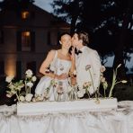 couple-mariage-nuit-gateau-fleurs-romantique.jpg