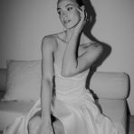 femme-en-robe-de-mariee-sitting-editorial-photo.jpg