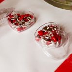 Petites dragées en formes de coeur (rouges & argent), disposées par ci par là sur les tables. Pour info il me reste des coeur en plexi à vendre. Contactez-moi pour plus d'infos !