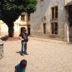 voici la cour intérieur du chateau de Grandson où nous ferons le vin de d'honneur... j'ai pris la photos quand suis allee réservé le lieu et biensur ya toujours qqn sur la photo lol mais ça va c'est de ma famille :)