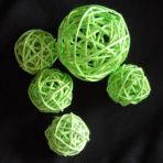 Boule en rotin de couleur vert anis: 2 grandeurs : 3.5 cm et 6 cm diamètre CHF 3.- le 6 petites et CHF 3.- les 2 grandes