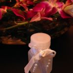 24 minis bouteilles hexagonales environ 5.5cm/hauteur. Chaque bouteille est ornée d’un ruban et de perles. 

CHF 10.-- pour le tout. 

A venir retirer à Rolle ou possiblité de se donner rendez-vous sur Nyon.