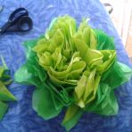Alors voilà mon tout premier pompom réalisé en papier de soie. Je n'étais pas peu fière de moi quand je l'ai montré à mon chéri qui m'a répondu: "ah oui c'est très joli. Mais on aurait peut-être dû choisir du rose pour la décoration, parce que là ton pompom on dirait une laitue!" MDR