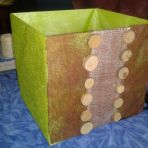 l'urne en cours de fabrication (boîte en carton blanche)