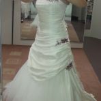 robe mariée avec petite traine et lassage au dos... possibilité d'enlever la broderie bordeaux... 
Taille suisse : 38/40
la robe portée 1x sera nettoyée (pressing)