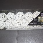 guirlande en boule de rotin blanc 
Fr. 10.-