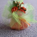 24 cadeaux pour invités. Savons oranges en forme de coeur, dans un tulle vert avec des fleurs artificielles. 