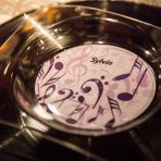 Assiettes en plastique transparent, modèle vague très moderne. Utilisées uniquement pour le dessert puis lavées: 0.80 ct pièce (50 pièces à vendre en bloc)