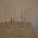 Set de trois vases Ikea de taille différente. J'ai utilisé trois vases sur chaque table. Il y a en tout 5 jeux de trois vases et 2 jeux où il manque le vase le plus haut et fin. 9.- le set de trois au lieu de 14.95 CHF.