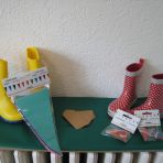 Petites bottes utilisées comme vases (10.-), 1 guirlandes de fanions multicolores 10m (5.-) et 2 mini-guirlandes 2m (5.-) . Lot de 50 étiquettes papier Kraft (5.-)