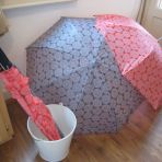 Grands parapluies Ikea (pour 3 personnes) "au cas où". 2 gris et 3 rouges (3.- pièce)