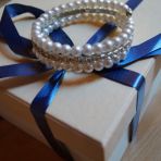 Bracelet perle avec une ligne de strass argenté
CHF 10.-